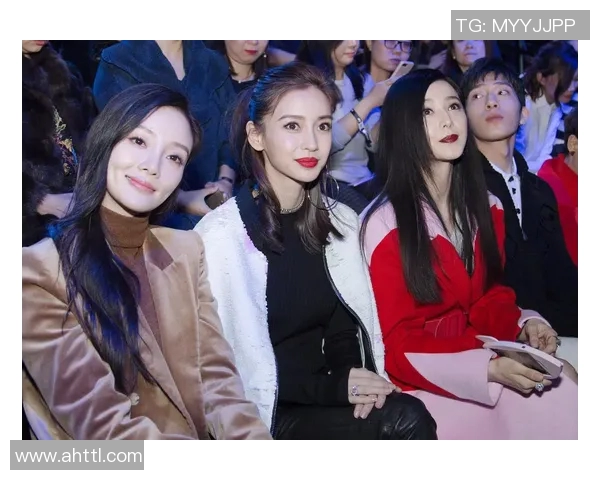 女子与足球明星亲密合影展现运动魅力与青春活力的精彩瞬间